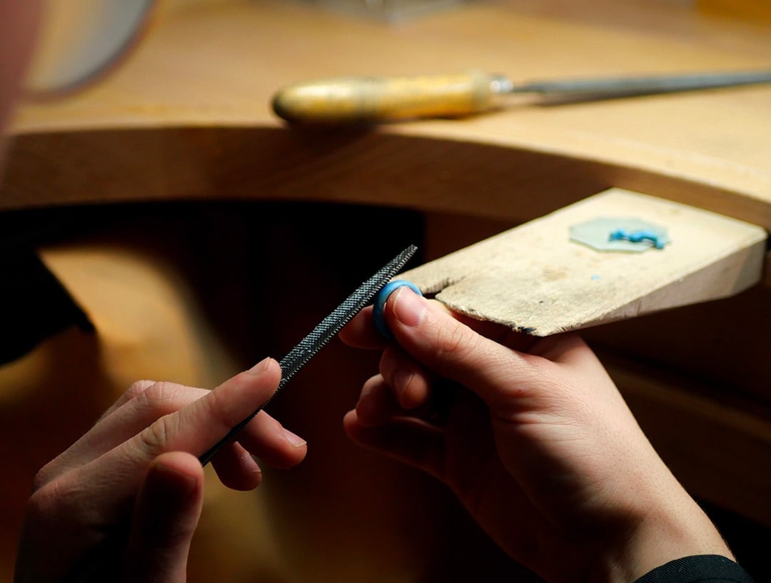 Photo de mains travaillant la cire lors de l'atelier pour créer son alliance empreinte digitale, une idée cadeau original.